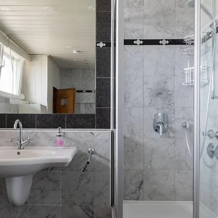 Apartment Rooftop Retreat *